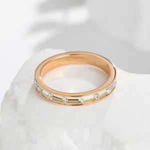 Vue détaillée d'une bague en acier inoxydable or rose avec sertissage de zircons baguette.