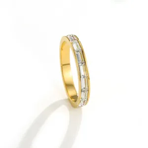 Détail macro d'une élégante bague en acier inoxydable doré avec des zircons taille baguette