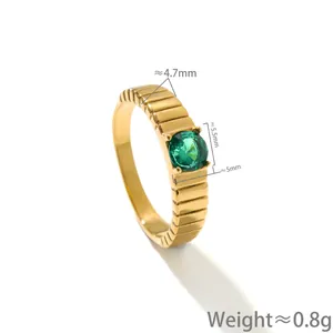 Vista dettagliata con dimensioni e peso precisi dell'anello dorato con gemma verde.