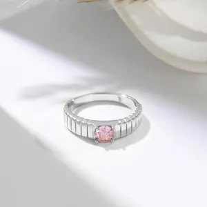 Dettaglio dell'anello in acciaio inossidabile argento con pietra rosa e fascia a costine