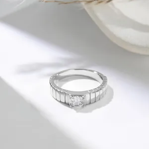 Vista macro di anello in acciaio al titanio argento con fascia verticale e gemma tonda