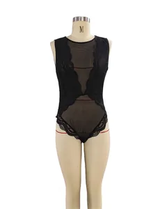 Body de lingerie sexy en dentelle noire et mesh sur mannequin, détail transparent
