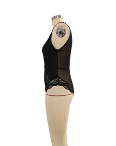 Vue latérale détaillée d'un body transparent en dentelle noire sur un mannequin de couture