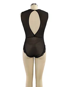 Vue arrière détaillée d'un body sexy en maille noire avec une bordure en dentelle