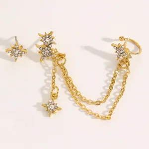 Detailansicht von Goldstern-Motiven mit Strasssteinen und Doppelketten-Ohrklemmen-Design
