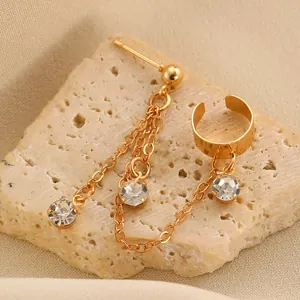 Detailaufnahme eines eleganten vergoldeten Ear Cuff Sets mit Kette und Strasssteinen.