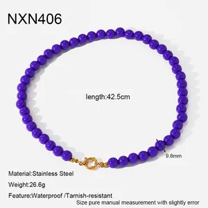 Collana di perle acriliche viola con chiusura dorata e specifiche di peso e misura.