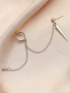 Nahaufnahme silberner Gothic-Punk-Ohrring mit Spike-Anhänger und Ohrmanschette