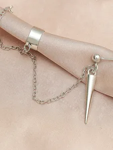 Detailansicht eines gotischen silbernen Ohrrings mit Kette und einem langen Kegelanhänger