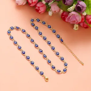 Dettaglio di una collana malocchio dorata con perline in smalto blu di alta qualità
