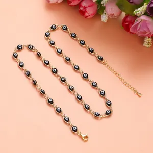 Dettaglio di una collana in acciaio inossidabile dorato con perline smaltate Evil Eye
