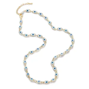 Dettaglio di una collana in acciaio inossidabile dorato con perline blu malocchio