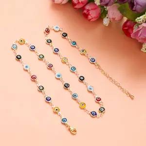 Vista dettagliata della collana con perline Evil Eye multicolore e catena dorata