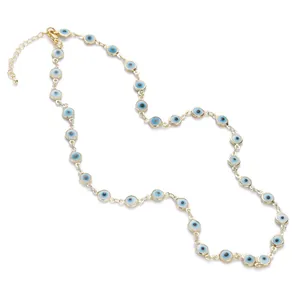 Dettaglio di una collana in acciaio inossidabile dorato con perline blu occhio del diavolo