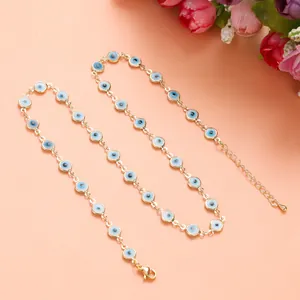 Vista dettagliata di una collana in acciaio inossidabile dorato con perline blu
