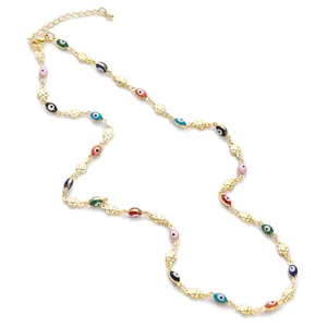 Vista dettagliata delle perle occhio di Allah su una collana in acciaio inossidabile oro