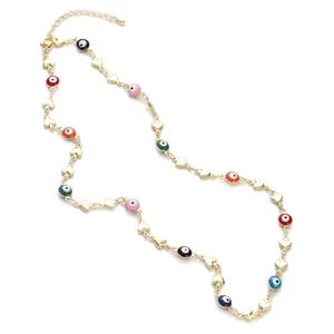Vista dettagliata della collana occhio di Allah in acciaio dorato con maglie a cuore.