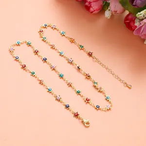 Collana malocchio in acciaio inossidabile dorato con stelle colorate, vista dettagliata