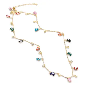 Dettaglio dei ciondoli colorati malocchio su una collana in acciaio inossidabile.