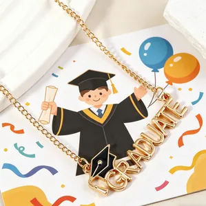 Gouden afstudeerketting met GRADUATE letterhanger en academische pet charme