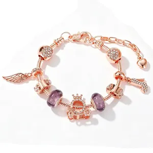 Elegante bracciale charm in oro rosa con perle in vetro viola e un pendente a forma di corona