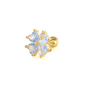 Makroansicht eines goldenen Kleeblatt-Ohrsteckers mit vier blauen Zirkonia-Herzen