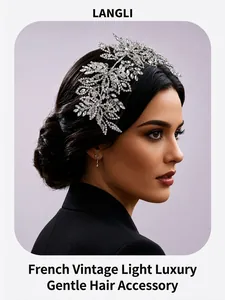 Vue détaillée d'un serre-tête de mariée de luxe orné de strass étincelants et motif feuilles