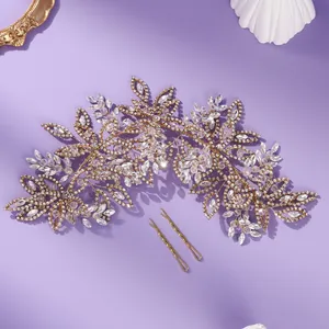 Accessoire cheveux de mariée luxueux en strass avec motif feuilles et épingles dorées.