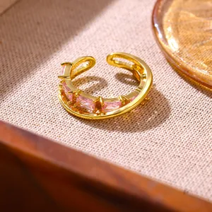 Detaillierte Ansicht eines 18K vergoldeten offenen Rings mit rosa Zirkonia-Steinen