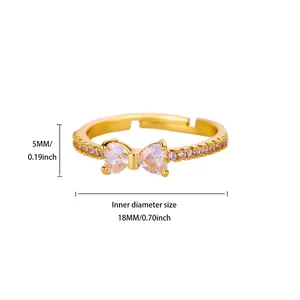 Detailansicht eines 18K vergoldeten offenen Rings mit rosa Herzsteinen und Maßen