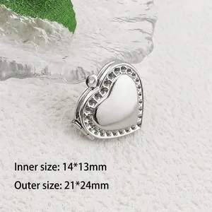 Dettaglio macro del medaglione a cuore in acciaio inox con dimensioni interne ed esterne.