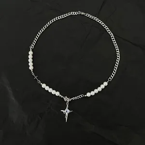 Collana con ciondolo a croce in acciaio al titanio argento e eleganti perle bianche