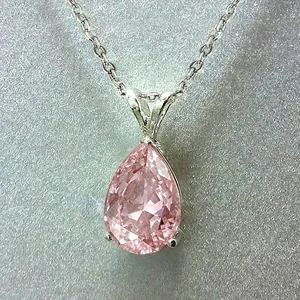 Élégant collier avec pendentif en zircone rose en forme de poire et chaîne minimaliste.