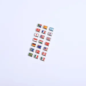 Détail de divers charms modulaires italiens avec drapeaux nationaux pour bracelets.