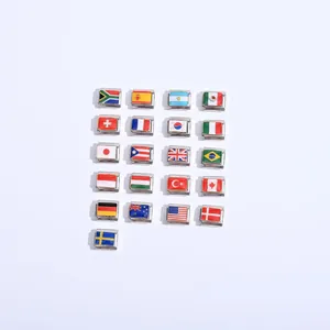 Vue macro détaillée des charms italiens en acier inoxydable avec divers drapeaux nationaux
