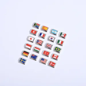 Gros plan de charms italiens en acier inoxydable avec divers motifs de drapeaux.