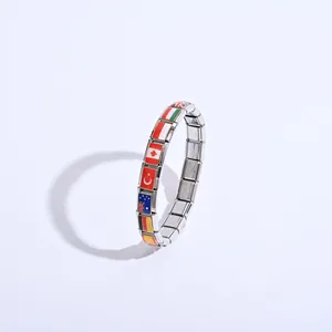 Gros plan détaillé d'un bracelet à breloques italien en acier inoxydable avec divers drapeaux