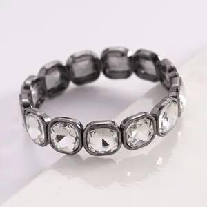 Primo piano di un elegante bracciale elastico con cristalli quadrati e montatura scura