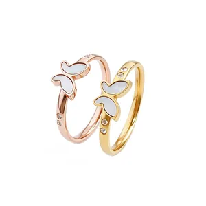 Elegante vlinderringen in goud en roségoud met witte schelpinleg voor damesaccessoires