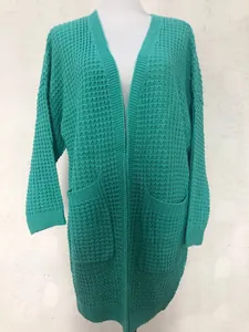 Detalle del tejido de nido de abeja de la chaqueta de punto turquesa para mujer
