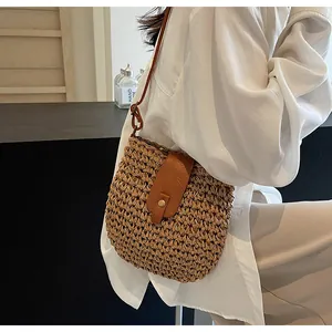 Detailansicht der gewebten Stroh-Schultertasche für Damen mit braunem Lederriemen