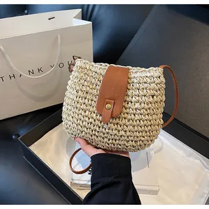 Handgefertigte Stroh-Eimertasche für Damen mit braunem Kunstlederriemen und Verschluss