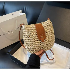 Detailansicht einer modischen Stroh-Eimertasche mit braunen Akzenten für den Sommerlook.