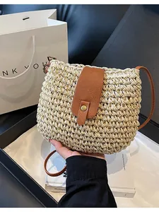 Stilvolle handgefertigte Stroh-Beuteltasche mit braunem Lederriemen für Sommerurlaub-Feeling
