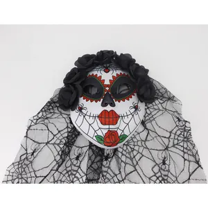 Vue détaillée du masque de tête de mort mexicain avec voile en dentelle noire