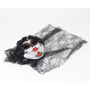 Vue détaillée du masque du Jour des Morts avec couronne de roses noires et voile résille