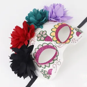 Détail du masque mexicain Jour des Morts avec des fleurs colorées et des paillettes d'art