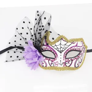 Vue détaillée du masque du jour des morts avec fleur violette et voile en résille