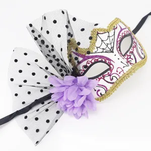 Détail du masque du Jour des Morts avec fleur violette et voile à pois noirs