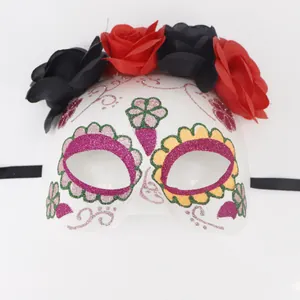 Gros plan d'un masque du Jour des Morts avec roses rouges et noires et motifs pailletés.